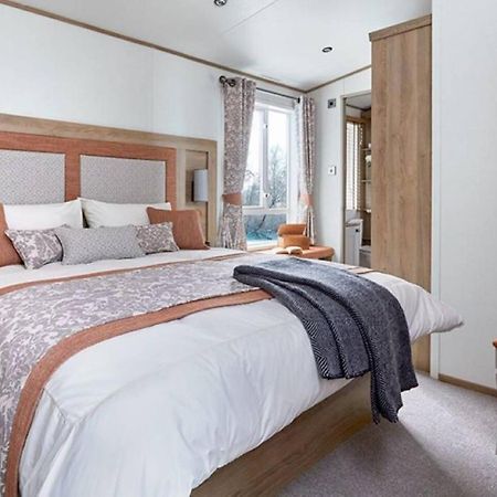 Captivating Bluebell Lodge 2-Bed Cotswolds Caravan Cirencester Exterior foto