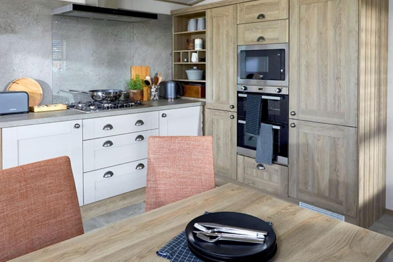 Captivating Bluebell Lodge 2-Bed Cotswolds Caravan Cirencester Exterior foto
