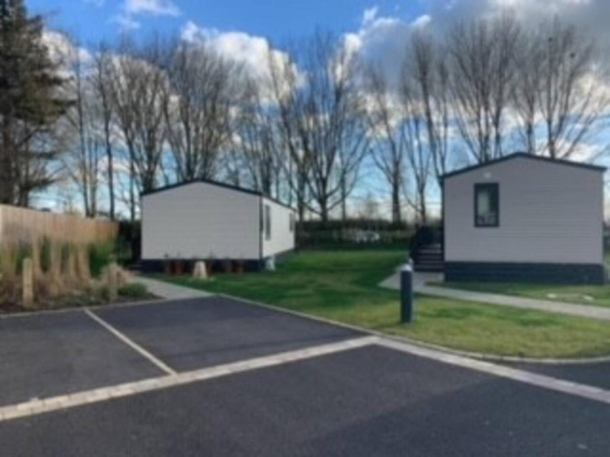 Captivating Bluebell Lodge 2-Bed Cotswolds Caravan Cirencester Exterior foto