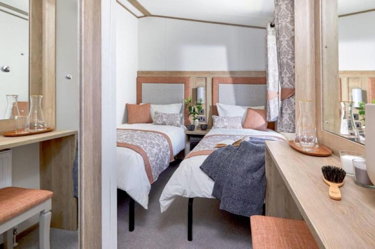 Captivating Bluebell Lodge 2-Bed Cotswolds Caravan Cirencester Exterior foto