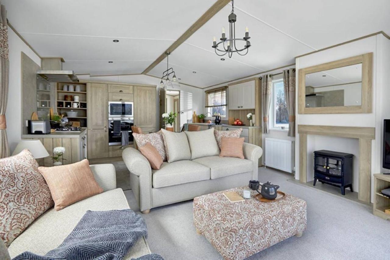 Captivating Bluebell Lodge 2-Bed Cotswolds Caravan Cirencester Exterior foto