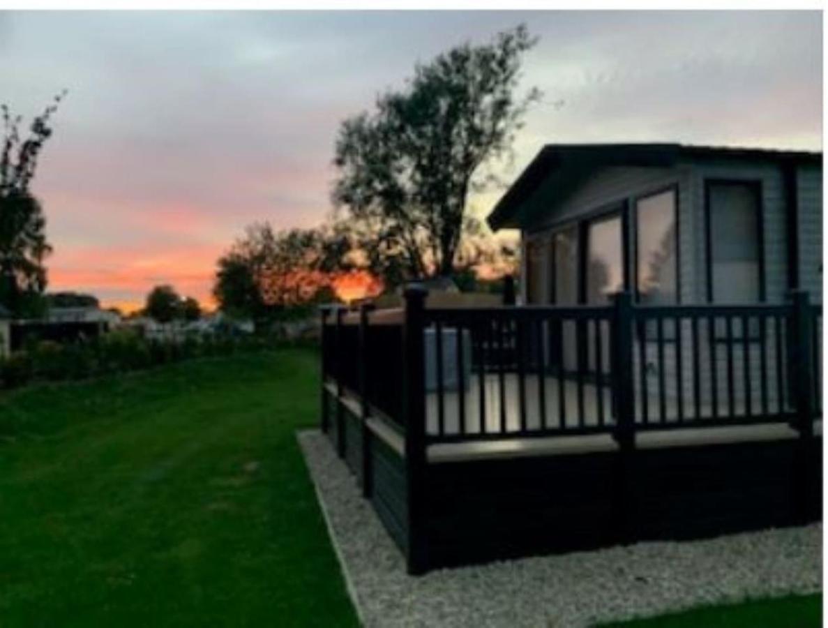 Captivating Bluebell Lodge 2-Bed Cotswolds Caravan Cirencester Exterior foto