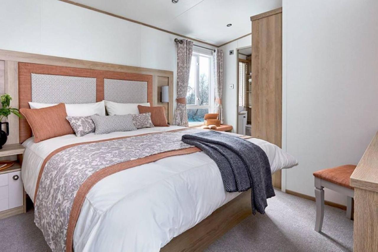 Captivating Bluebell Lodge 2-Bed Cotswolds Caravan Cirencester Exterior foto